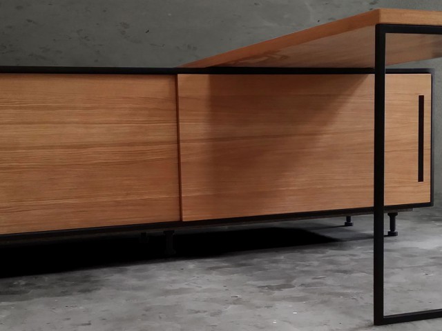 SIMPLE DESK''